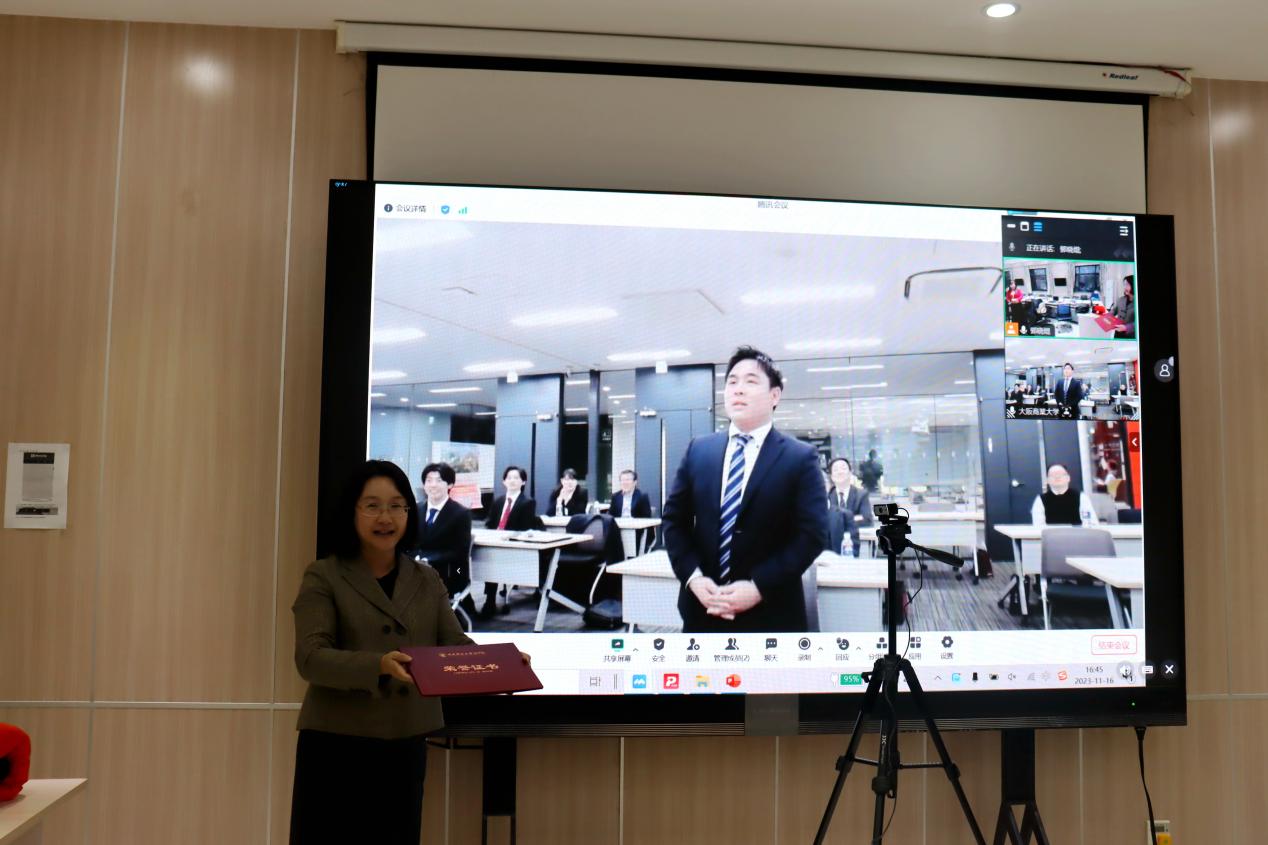27澳门网赌十大品牌网址葛建新教授为“最佳汇报奖”成田卓巳同学颁奖